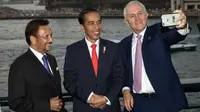 PM Australia Malcolm Turnbull mengajak Sultan Brunei Darussalam Hassanal Bolkiah dan Presiden Joko Widodo (Jokowi) melakukan swafoto pada jamuan makan malam disela kegiatan ASEAN-Australia Special Summit 2018, Sabtu (17/3). (ANDREW TAYLOR/ASEANINAUS/AFP)
