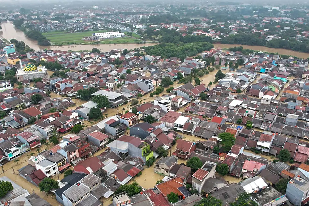 Bekasi Lumpuh, Banjir Rendam Perkumiman hingga Perkantoran
