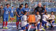 Hendro Siswanto (tengah) saat memimpin rekan-rekannya menabuh drum dalam launching tim Arema di Stadion Kanjuruhan, Kabupaten Malang (23/2/2020). (Bola.com/Iwan Setiawan)