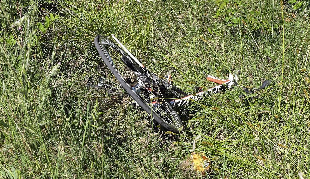 Sepeda Nicky Hayden hancur setelah mengalami insiden tabrakan dengan mobil di jalan raya pada Rabu (17/5/217) di Rimini, Italia. (EPA/Tommaso Torri)