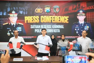 Polisi Tunjukkan barang bukti kasus video porno sejoli di Kediri (Dok: Antara)