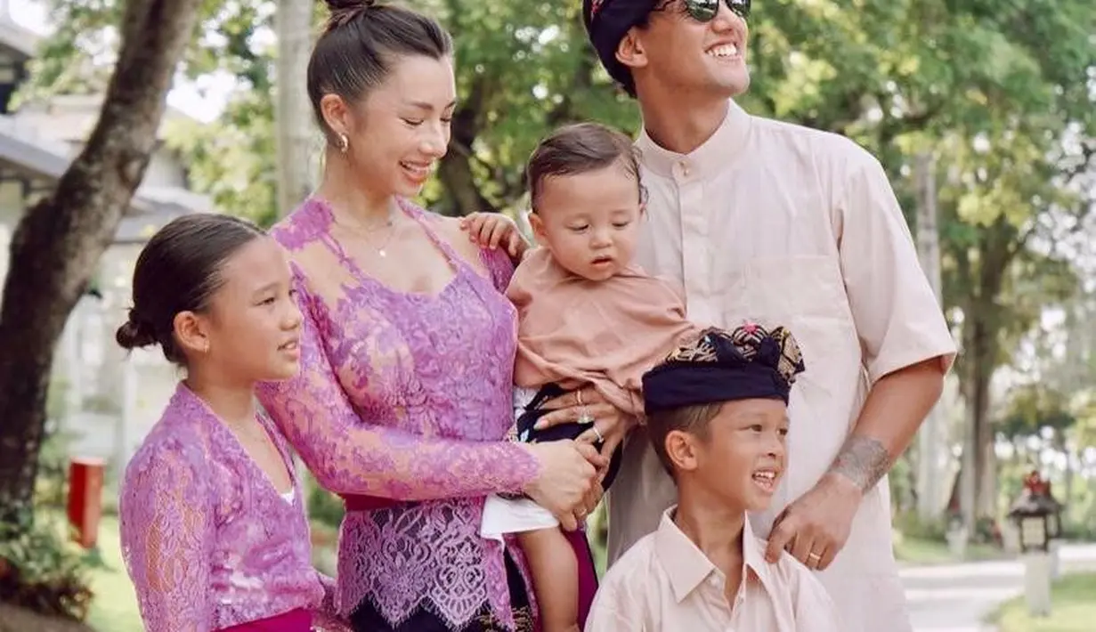Pada momen pemotretan ini, keluarga Bachdim terlihat kompak mengenakan baju adat Bali. (Instagram/jenniferbachdim).
