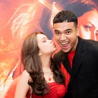 Lewat unggahan Instagram, keduanya kerap tampil dengan ragam outfit serasi ala couple goals.