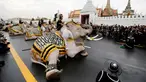 Gajah Ayutthaya duduk ditunggangi pawangnya memberikan penghormatan kepada mendiang Raja Thailand Bhumibol Adulyadej di depan Royal Palace, Bangkok, Thailand (8/11). Gajah merupakan hewan yang dikeramatkan oleh warga Thailand. (Reuters/Jorge Silva)