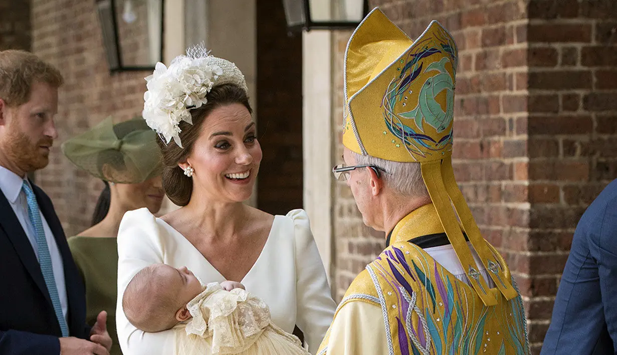 Dilansir dari HollywoodLife, Pembaptisan Pangeran Louis sendiri berjalan dengan khidmat. (Dominic Lipinski/Pool Photo via AP/HollywoodLife)