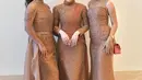 Putri Delina terlihat menawan dengan dress ookelat shimmer dilapis embroidery yang elegan. Serasi dengan kakak ipar Mahalini Raharja [@putridelinaa]