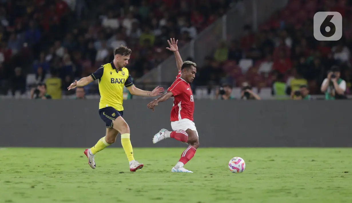 Namun, penyerang Oxford Mark Harris berhasil mencetak gol keduanya di menit ke-30 ketika pertahanan Indonesia All Star lengah. (Liputan6.com/Helmi Fithriansyah)