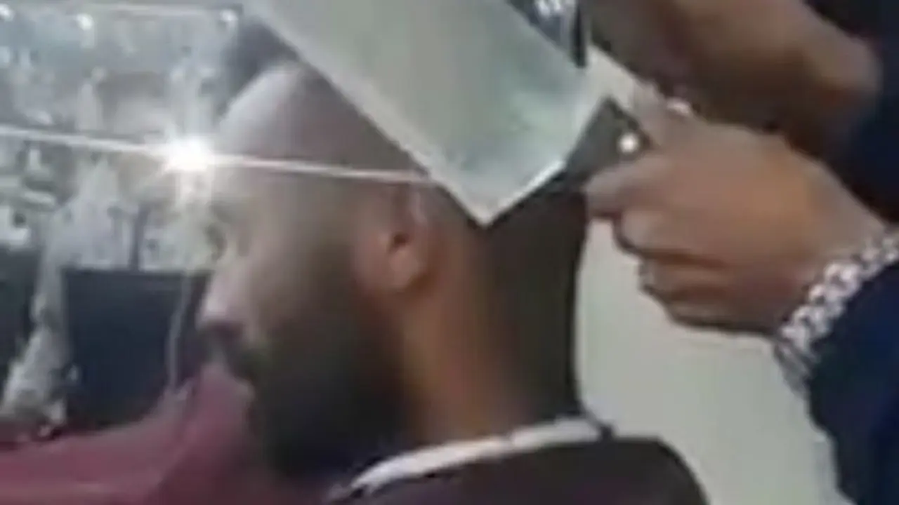 [Bintang] Perlu Nyali, Barber Ini Pangkas Rambut Pakai Pisau Daging!