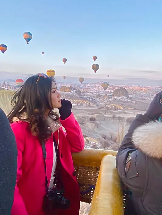 <p>Berada di Turki tentu kurang lengkap bila belum merasakan serunya naik balon udara di Cappadocia. Pemandangan indah langit di Turki yang dihiasi puluhan balon udara menjadi salah satu pemandangan ikonik saat berlibur kesana. Turki sendiri menjadi salah satu destinasi wisata pilihan para selebriti sejak lama. (Liputan6.com/IG/@yorikooangln_)</p>
