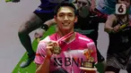 Pebulu tangkis tunggal putra Indonesia Jonatan Christie tersenyum saat berpose dengan trofi Indonesia Masters 2023 di Istora Senayan, Jakarta, Minggu (29/1/2023). Jonatan Christie atau Jojo menjuarai Indonesia Masters 2023 usai menang atas Chico Aura Dwi Wardoyo dengan skor 21-15 dan 21-13. (Liputan6.com/Herman Zakharia)