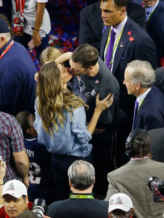 Model asal Brasil, Gisele Bundchen mencium sang suami yang merupakan pemain New England Patriots, Tom Brady usai pertandingan melawan Atlanta Falcons di NFL Super Bowl 51 di Houston, AS (5/2).  (Bob Levey / Getty Images /AFP)