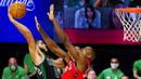 Pebasket Boston Celtics, Jayson Tatum, berusaha memasukkan bola saat melawan Toronto Raptors pada laga NBA di Lake Buena Vista, Senin (7/9/2020). Boston Celtics menang telak 111-89 atas Toronto Raptors. (AP/Mark J. Terrill)