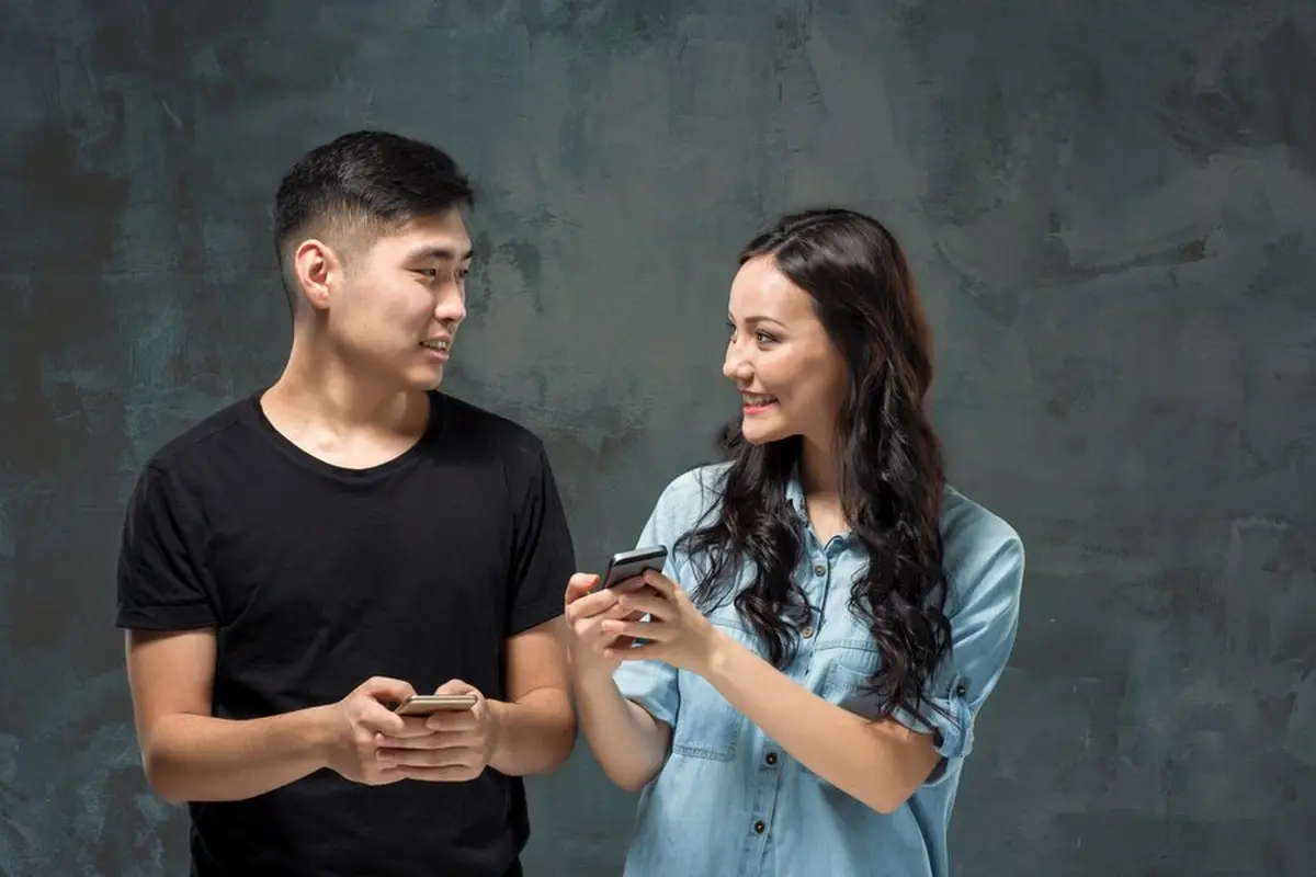 Seorang perempuan sedang menunjukkan HP nya kepada pasangannya (Foto Dok: Freepik/master1305)