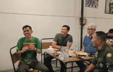 Santai Sambil Menikmati Kopi di Cafe, Mayjen Kunto Terhibur Pengamen Bawakan Lagu Nike Ardilla 'Senyum dong Jangan Sedih