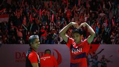 Selebrasi tunggal putra Indonesia, Chico Aura Dwi Wardoyo setelah mengalahkan Ng Ka Long Angus di semifinal Indonesia Masters 2023 yang berlangsung di Istora Senayan, Jakarta, Sabtu (28/1/2023). Pada partai final, Chico akan menghadapi sesama pebulutangkis Tanah Air, Jonatan Christie. (Bola.com/M Iqbal Ichsan)