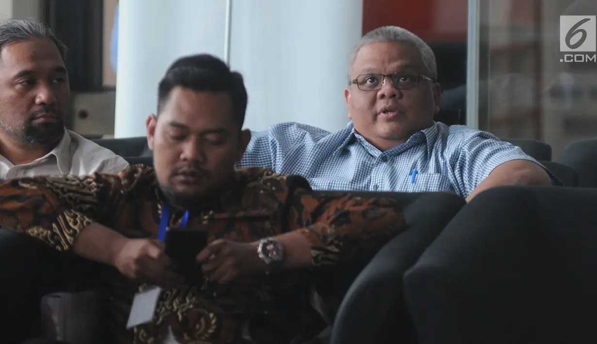 Direktur Dana Perimbangan Kemenkeu Putut Hari Satyaka (kanan) bersiap menjalani pemeriksaan di Gedung KPK, Kamis (15/8/2019). Putut diperiksa sebagai saksi untuk tersangka Sukiman dalam kasus suap pengurusan dana perimbangan di Kabupaten Pegunungan Arfak, Papua Barat.‎ (merdeka.com/Dwi Narwoko)