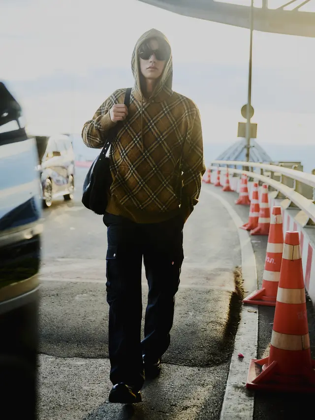 Potret Bright Vachirawit Tampil Memukau Serba Burberry di Suvarnabhumi Airport Menuju Jakarta