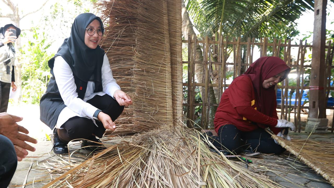 Usaha Anyaman Atap Ilalang di Desa Banyuwangi