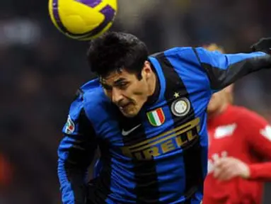 Aksi sundulan kepala striker Inter Milan asal Argentina, Julio Ricardo Cruz, di laga lanjutan Serie A melawan Cagliari di San Siro Stadium, Milan, 10 Januari 2009. AFP PHOTO / GIUSEPPE CACACE 