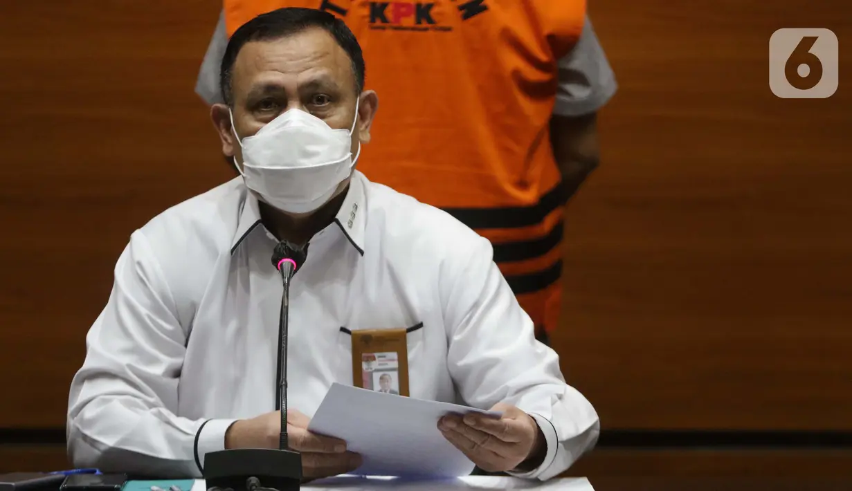 Ketua KPK, Firli Bahuri memberi keterangan terkait penahanan Direktur PT Aldira Berkah Abadi Makmur, Rudi Hartono Iskandar di Gedung KPK, Jakarta, Senin (2/8/2021). Rudi Hartono merupakan tersangka dugaan korupsi pengadaan tanah di Munjul Pondok Ranggon 2019. (Liputan6.com/Helmi Fithriansyah)