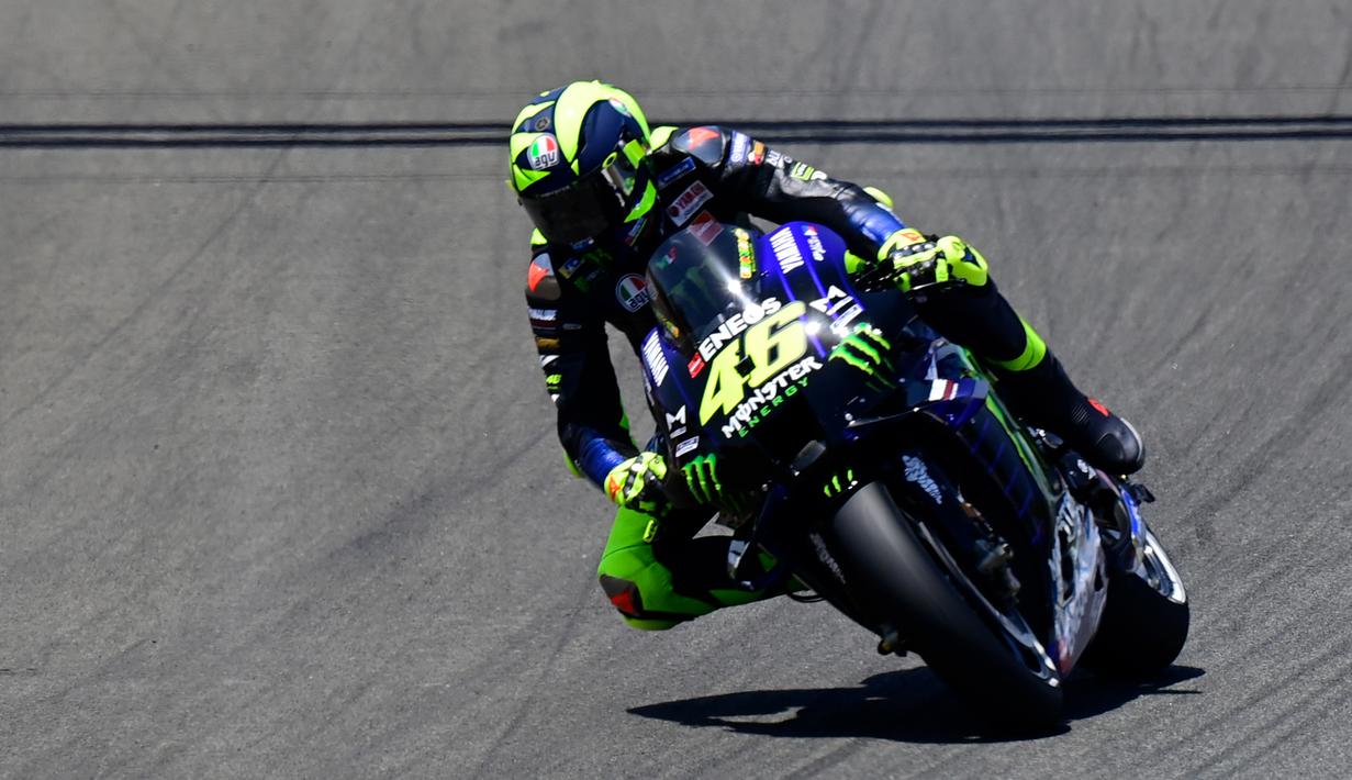 Pembalap Monster Energy Yamaha, Valentino Rossi, saat berlaga pada MotoGP 2020 di Sirkuit Jerez, Spanyol, Minggu (19/7/2020). Quartararo berhasil finis di posisi pertama dengan catatan waktu 41 menit 23,796 detik. (AFP/Javier Soriano)