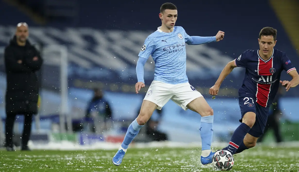 Gelandang Manchester City, mengontrol bola dari kawalan gelandang PSG, Ander Herrera pada leg kedua semifinal Liga Champions di stadion Etihad, Rabu (5/5/2021).City menang atas PSG 2-0. (AP Photo/Dave Thompson)