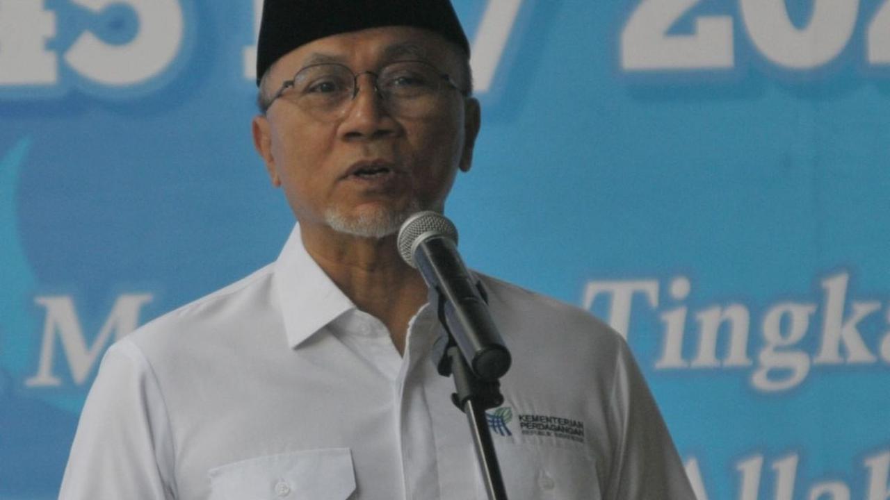 "Saya tanda tangan lain melalui secara elektronik yang dinamakan dengan digital signature, jadi itu adalah Sejarah dari terbitnya Permendag 8 itu Karena prinsipnya menteri kami," masih kata Zulkifli.&nbsp;