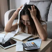 Penghasilan habis tengah bulan./Copyright shutterstock.com/g/kitzcorner