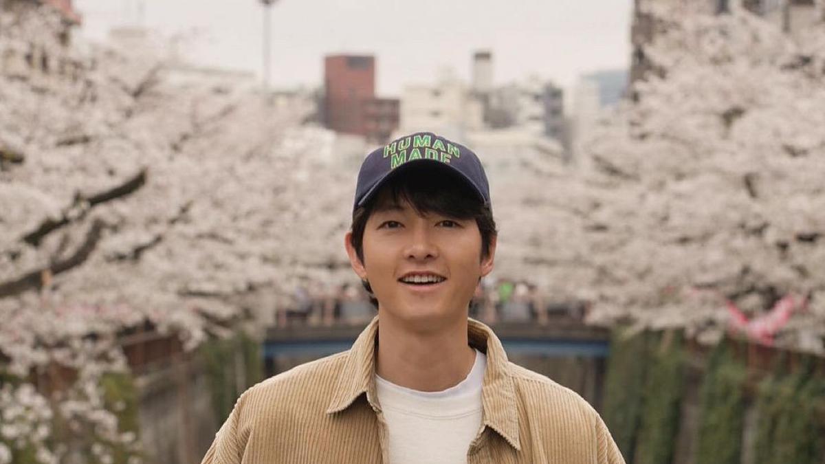 Dalami Peran di Drama Terbaru, Song Joong Ki Ikut Kelas Merangkai Bunga