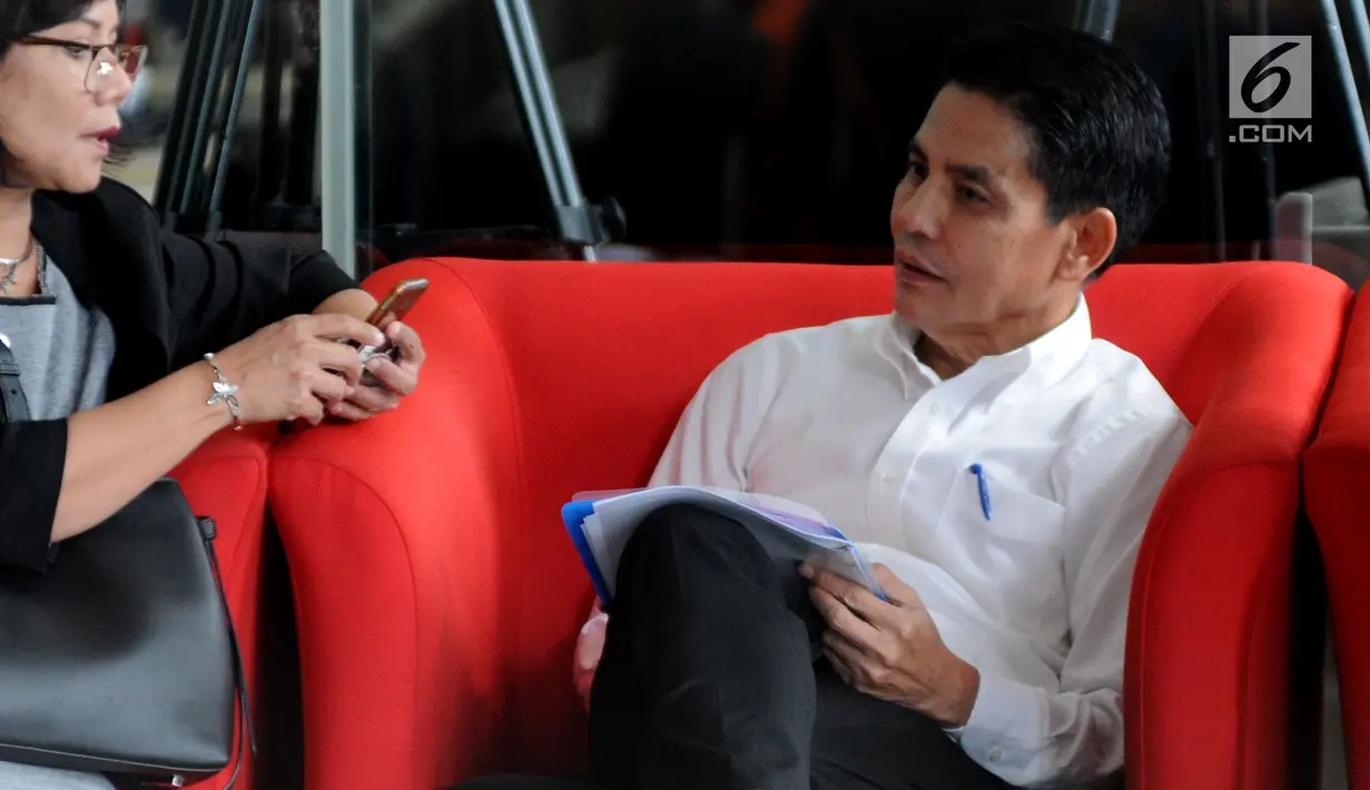 Dirut PT Pupuk Indonesia Holding Company Aas Asikin Idat (kanan) usai menjalani pemeriksaan di Gedung KPK, Jakarta, Selasa (14/5/2019). Aas diperiksa sebagai saksi dalam kasus dugaan suap bidang pelayaran antara PT Pupuk Indonesia Logistik dan PT Humpuss Transportasi Kimia. (merdeka.com/Dwi Narwoko)