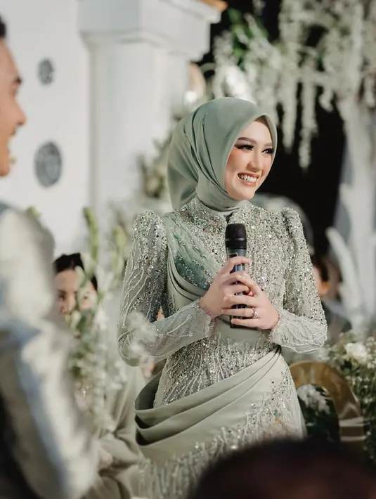<p>Saat lamaran, Happy pun tampil serba hijau mengenakan kerudung yang dipadukan dress berpayet. Ia pun tampil serasi dengan Gilda yang kini sudah menjadi suaminya. [@ulfamerdekapartyplanner]</p>