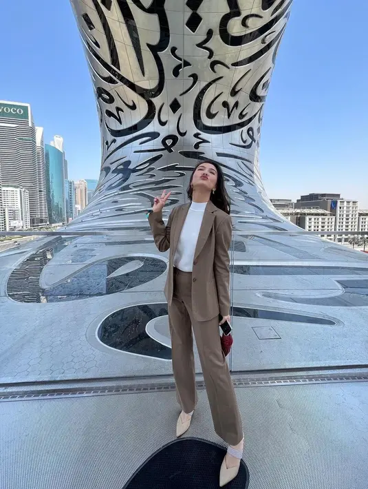 Melihat gaya elegan Raline Shah dengan blazer saat berada di luar negeri. Ia memadukan atasan putih turtleneck dengan setelan blazer dan celana panjang cokelat yang chic. [Foto: Instagram/ralineshah]