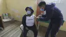 Seorang perempuan mendapatkan suntikan vaksin COVID-19 di Pillaro, Kamis (8/7/2021). Ekuador meningkatkan vaksinasi menjadi 200.000 orang per hari dalam upaya untuk memastikan 9 juta warga divaksinasi dalam 100 hari pertama pemerintahan Presiden Guillermo Lasso. (AP Photo/Dolores Ochoa)