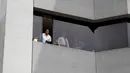 Sejumlah pekerja melihat keluar jendela di sebuah gedung kantor setelah gempa bumi mengguncang Ibu Kota Ekuador, Quito, Rabu (18/5). Dua gempa kuat melanda pesisir Ekuador yang menyebabkan beberapa orang luka dan kerusakan ringan. (REUTERS/Kevin Granja)