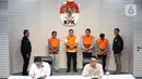 Mendra SB; Anggota Dewan Perwakilan Rakyat Daerah (DPRD) Kabupaten Ogan Komering Ulu periode 2024-2029, Robi Vertigo; Wakil Ketua Dewan Perwakilan Rakyat Daerah (DPRD) Kabupaten Ogan Komering Ulu periode 2024-2029, Parwanto; dan Ahmat Thoha (memakai rompi tahanan dari kiri ke kanan) saat mengikuti rilis penetapan penahanan di Gedung Merah Putih Komisi Pemberantasan Korupsi (KPK), Jakarta, Kamis 20 November 2025. (Liputan6.com/Helmi Fithriansyah)