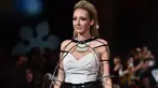 Seorang model tunanetra berjalan di atas catwalk mengenakan busana label US, American Wardrobe, selama pagelaran Paris Fashion Week di Paris, Rabu (5/10). (AFP PHOTO/Christophe Archambault)
