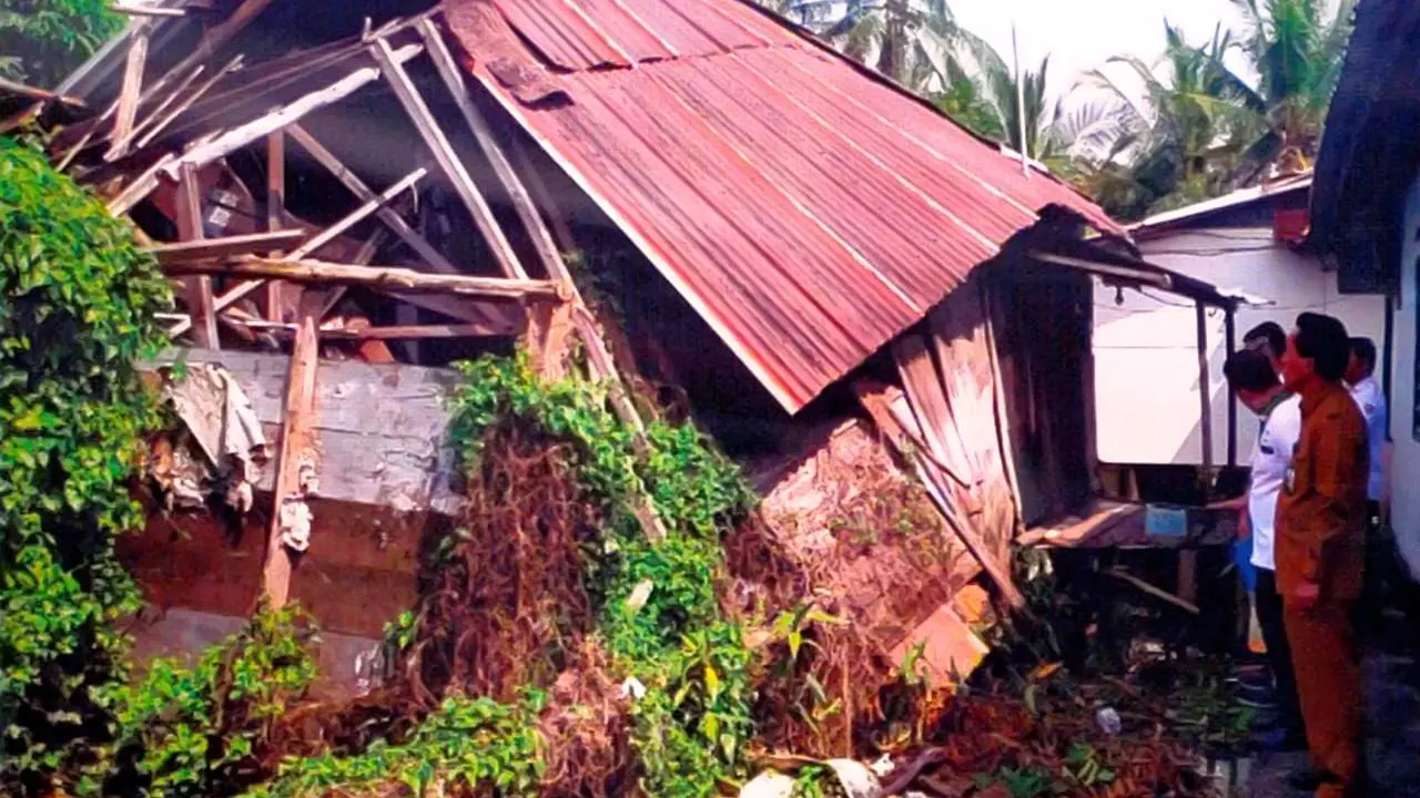 Tangis Haru Pengajar Ngaji di Palembang Saat Gubuk Reotnya Direnovasi
