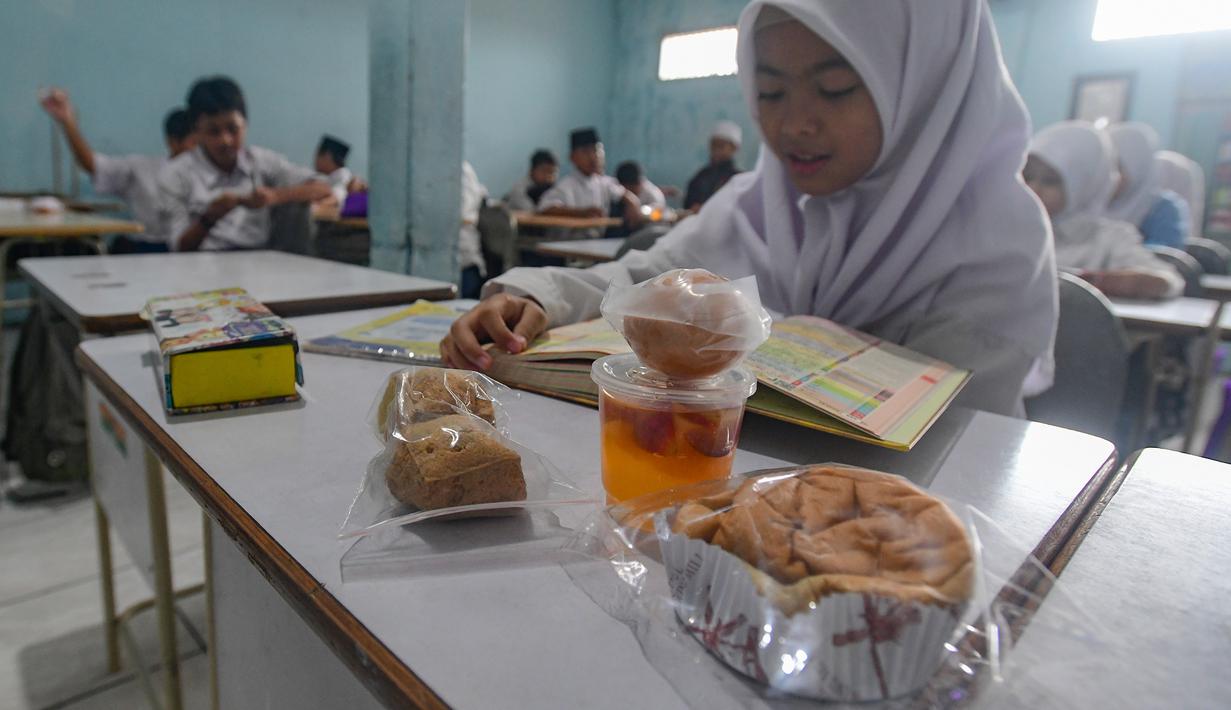 Kebijakan ini menegaskan komitmen pemerintah dalam menjaga keseimbangan gizi masyarakat meski pola konsumsi mengalami penyesuaian selama bulan puasa. Tampak dalam foto, makanan program Makan Bergizi Gratis (MBG) Ramadan di SDI Al Hidayah, Cinere, Depok, Selasa (24/2/2026). (merdeka.com/Arie Basuki)