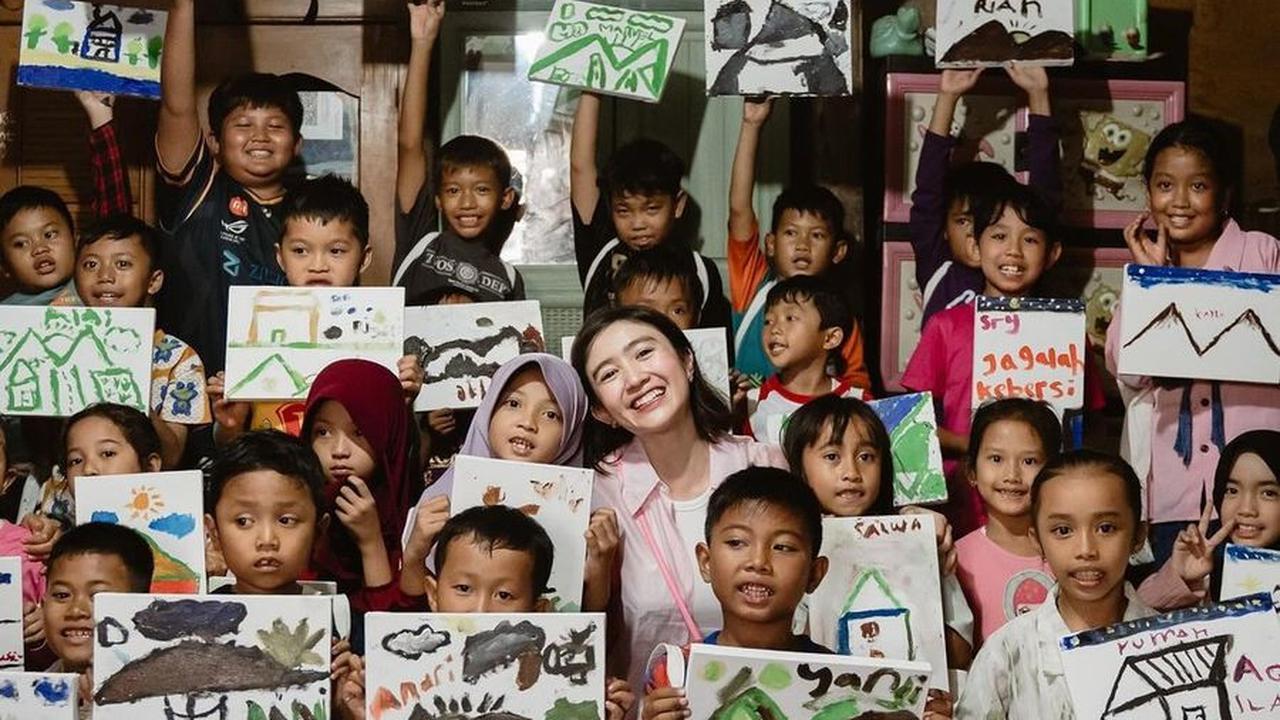 Di Rumah Belajar Ceria, Febby berjumpa dengan 44 anak yang membutuhkan, belajar di ruang kelas yang perlu perhatian lebih.<br>