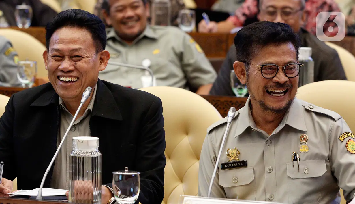 Menteri Pertanian Syahrul Yasin Limpo (kanan) saat rapat kerja dengan Komisi IV DPR di Gedung Nusantara, Kompleks Parlemen, Senayan, Jakarta, Senin (17/2/2020). Rapat ini tindak lanjut dari Rapat Dengar Pendapat (RDP) sebelumnya terkait program kerja tahun anggaran 2020. (Liputan6.com/Johan Tallo)