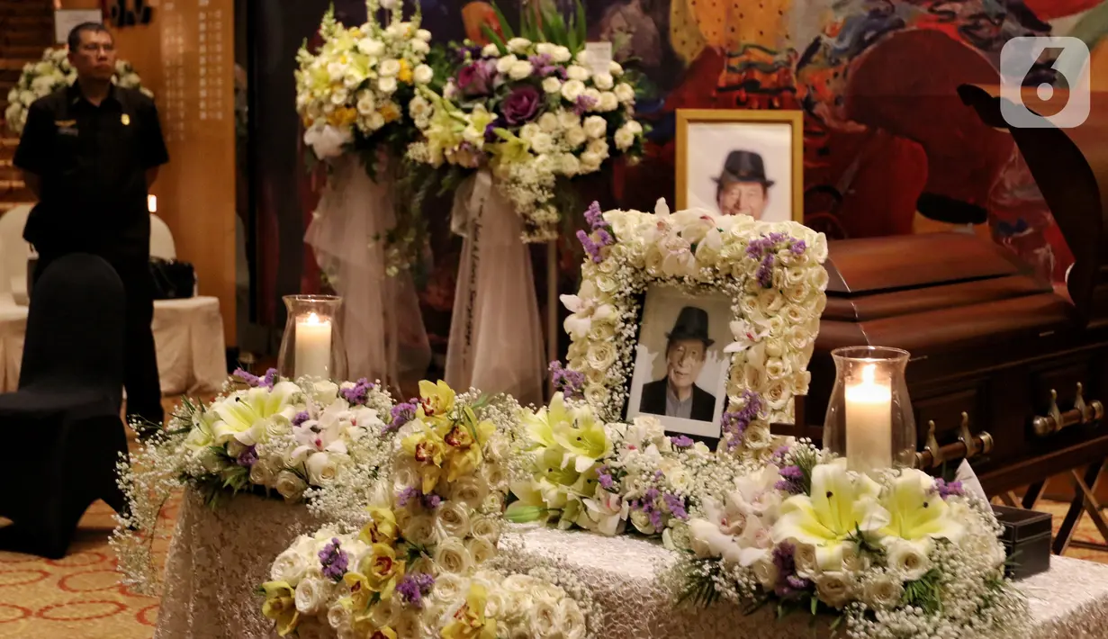 Foto almarhum pengusaha Ciputra dipajang saat prosesi persemayaman di Gedung Ciputra Artpreneur, Jakarta, Kamis (28/11/2019). Pendiri Ciputra Group tersebut meninggal pada usia 88 tahun di Rumah Sakit Gleneagles, Singapura. (Liputan6.com/Johan Tallo)