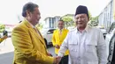 Kedatangan Prabowo Subianto disambut langsung Ketua Umum Partai Golkar, Airlangga Hartarto. (Liputan6.com/Angga Yuniar)
