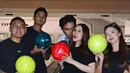 Aaliyah memilih mengenakan atasan hitam lengan pendek crop. Dipadukan dengan celana panjang hitam model flare. [@aaliyah.massaid]