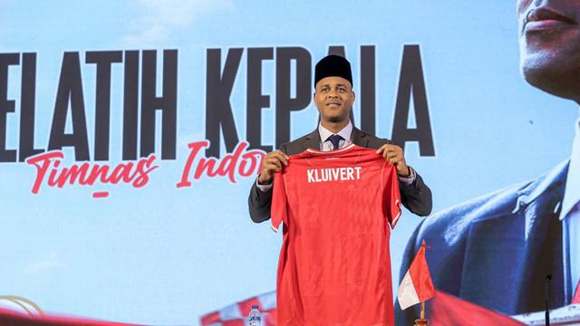 Patrick Kluivert diperkenalkan sebagai pelatih baru Timnas Indonesia, Minggu (12/01/2025). (c) Bola.net/Bagaskara Lazuardi