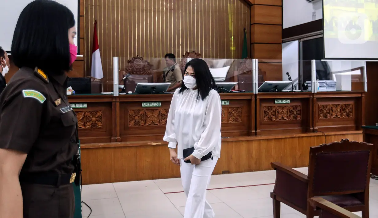Terdakwa kasus pembunuhan berencana Brigadir Yosua Hutabarat, Putri Candrawathi seusai menjalani sidang dengan agenda pembacaan tanggapan jaksa atau replik di Pengadilan Negeri Jakarta Selatan, Jakarta, Senin (30/1/2023). Dalam pembelaannya pada Rabu kemarin, 25 Januari 2023, Putri Candrawathi menegaskan dirinya sebagai korban kekerasan seksual Nofriansyah Yosua Hutabarat yang terjadi di Magelang, 7 Juli 2022. (Liputan6.com/Johan Tallo)