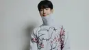 Jung Haein tampil mengenakan atasan sweater turtle neck dengan gambar burung, dipadukan bawahan celana putih. Ia membawa tas Dior Normandie Tote bag beige. [@holyhaein]