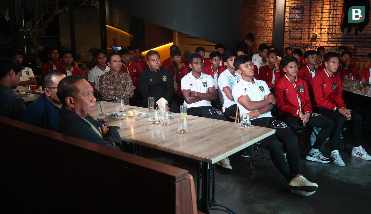 Suasana nonton bareng pengundian babak penyisihan grup Piala Dunia U-17 2023, yang dihadiri oleh pelatih dan pemain Timnas Indonesia U-17 serta petinggi PSSI di salah satu restoran bilangan Jakarta Pusat, Jumat (15/9/2023) malam WIB. (Bola.com/Abdul Aziz)