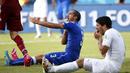 Pada pertandingan penyisihan Piala Dunia Grup D 2014 di Dunas, Brasil, Chiellini dan Suarez sempat bertubrukan dalam pertandingan yang dimenangkan Uruguay 1-0, Selasa (24/6/14). (REUTERS/Tony Gentile)
