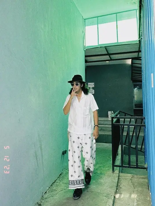 Masih dengan topi fedora, kali ini Abidzar tampil nyentrik saat memakai kemeja putih dan celana dengan warna senada. [instagram/abidzar73]