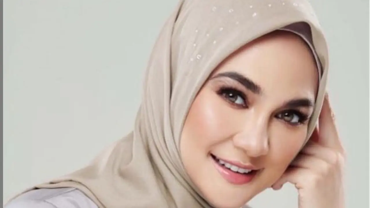 Jadi Model Hijab Bertabur Kristal Swarovski, Luna Maya Banjir Pujian